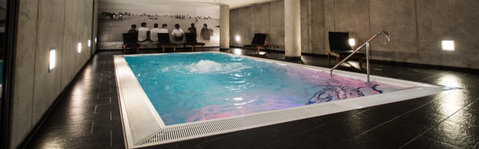 Der Indoor-Pool im Wellnesshotel mit seinem elegant-zurückhaltendem Design dürfte in Bremen einzigartig sein.