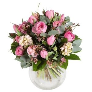 Frühlingsstrauß in rosa aus Tulpen, Ranunkeln, Hyazinthen und Wachsflower