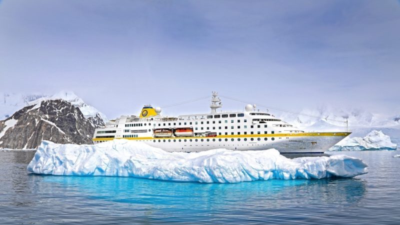Antarktis Kreuzfahrt Bremen: Die MS Hamburg der Reederei Plantours auf Antarktis-Kreuzfahrt vor einer großen EIsscholle.
