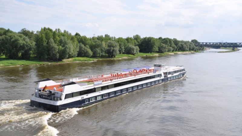 Flusskreuzfahrt Deutschland Bremen: Die MS Sans Souci des Kreuzfahrtveranstalters Plantours Kreuzfahrten auf der Elbe bei Magdeburg.