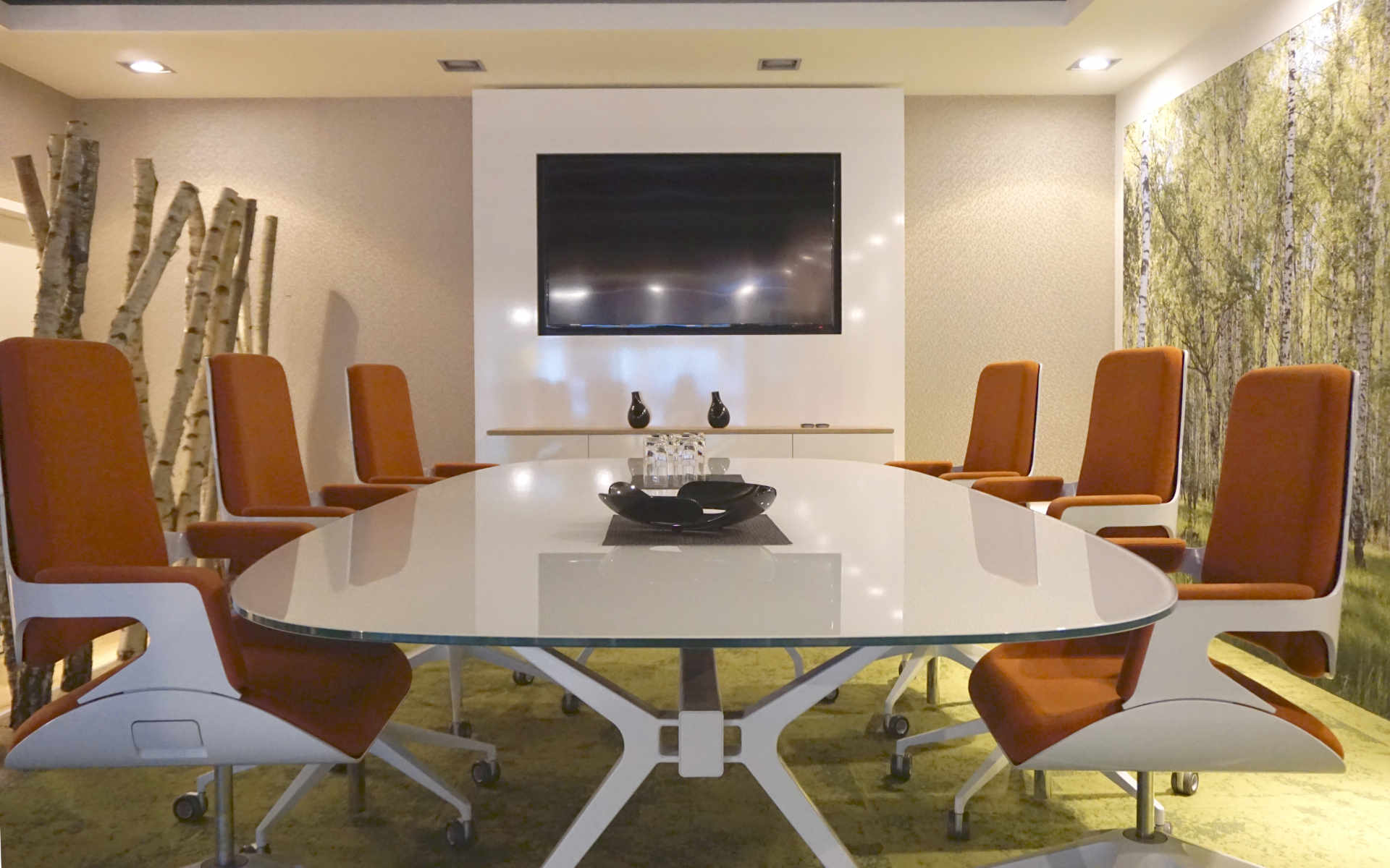 Neue hochwertige Büromöbel verleihen einem Unternehmen ein besonderes Ambiente.