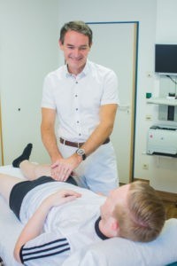 Schmerzen in der Hüfte - Professor Michael Bohnsack mit einem Patienten