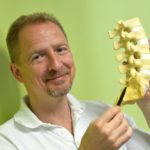 Was tun bei Rückenschmerzen – Dr. Lewandowski