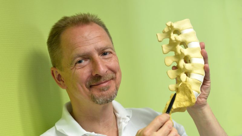 Was tun bei Rückenschmerzen – Dr. Lewandowski