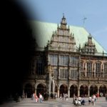 Netzhautablösung Bremen: Blick mit auf das Rathaus in Bremen mit einem großen Rußfleck im Sichtfeld.