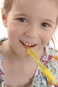 Kinderzahnarzt Bremen: Mädchen beim Zähneputzen