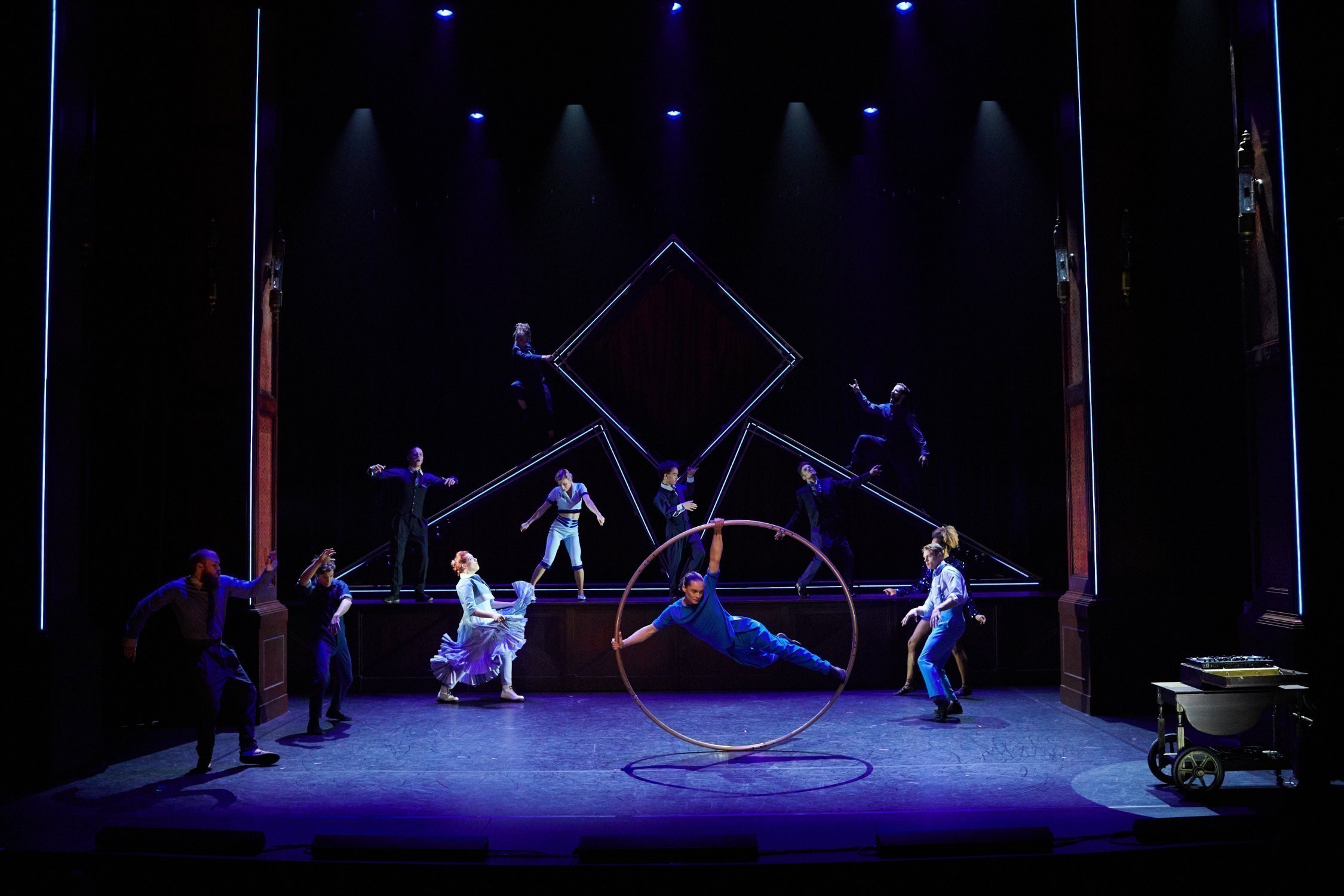 Zirkus Bremen Akrobatik im Cirque Eloize