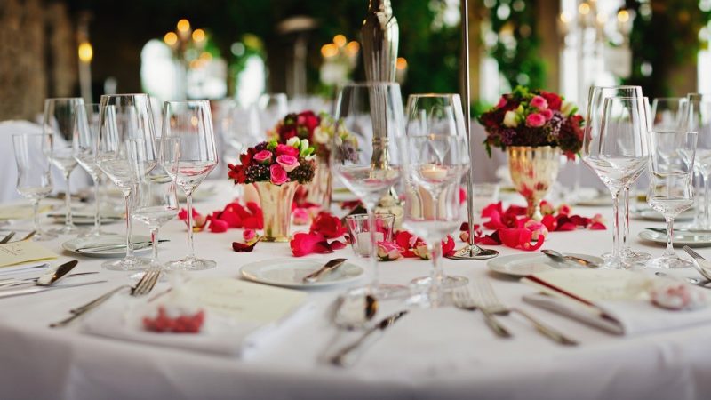 Festlich gedeckter Tisch im Parkhotel Bremen – eine angesagte Hochzeitslocation in Bremen.
