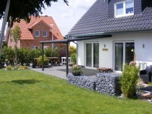 Terrassendächer Alu Bremen: Gartenansicht Terrassendach aus Alu in Anthrazit