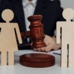 Familienrecht Bremen: Richterliches Urteil vor zwei Figuren - einer Frau und einem Mann