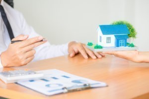 Immobilie kaufen Beratung: Beratungssituation am Schreibtisch zwecks Baufinnazierung