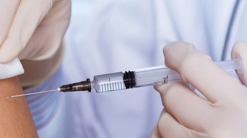 Impfung Bremen Kosten – ein Arzt nimmt eine Impfung vor