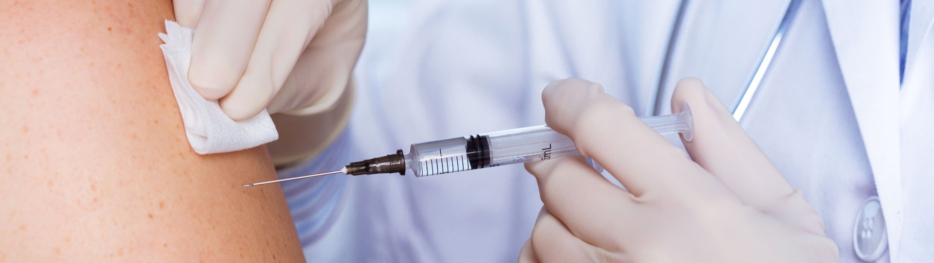 Impfung Bremen Kosten – ein Arzt nimmt eine Impfung vor