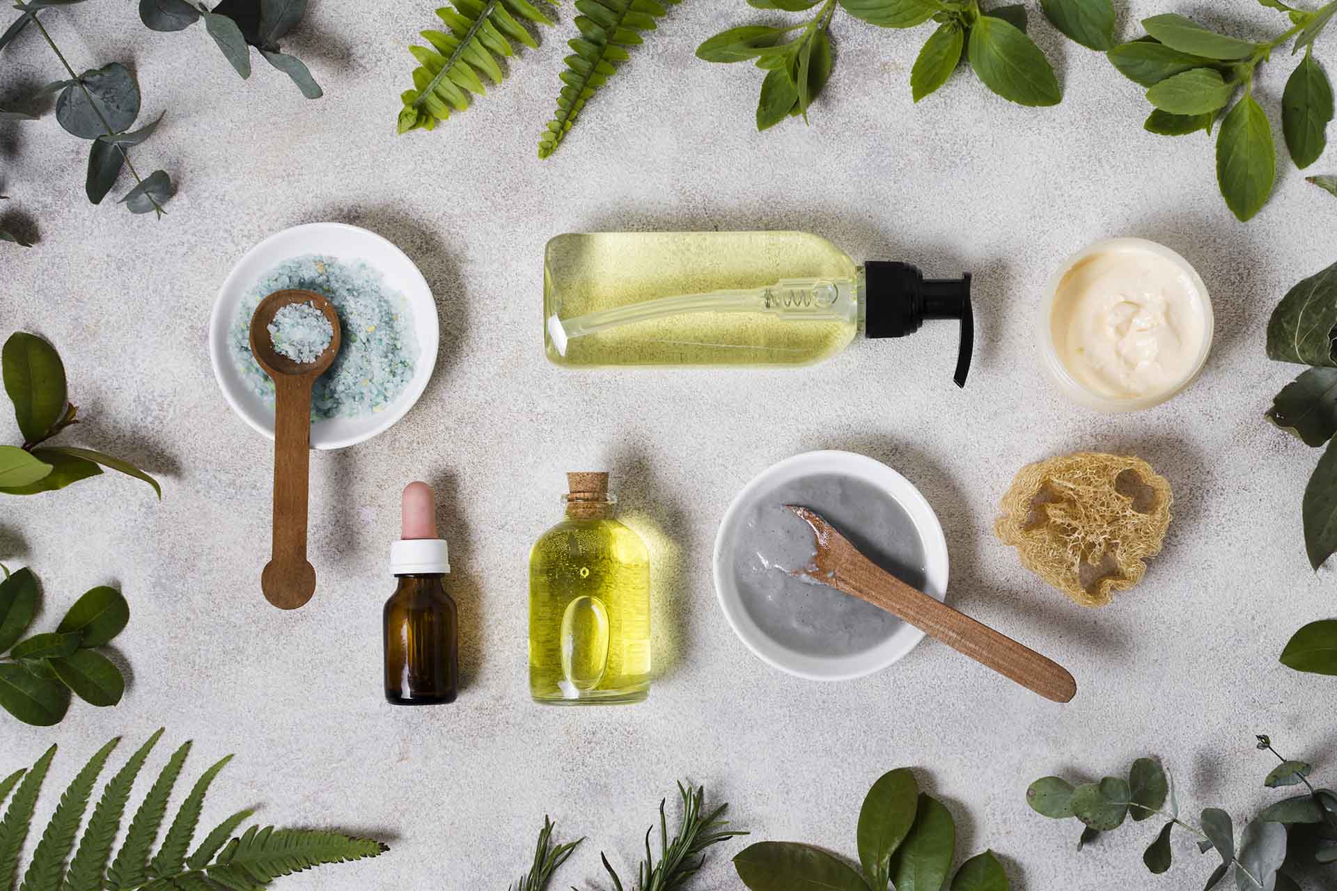 Sammlung von biologischen Hautpflegeprodukten und umweltfreundliche Beauty-Produkte für nachhaltige Pflege.