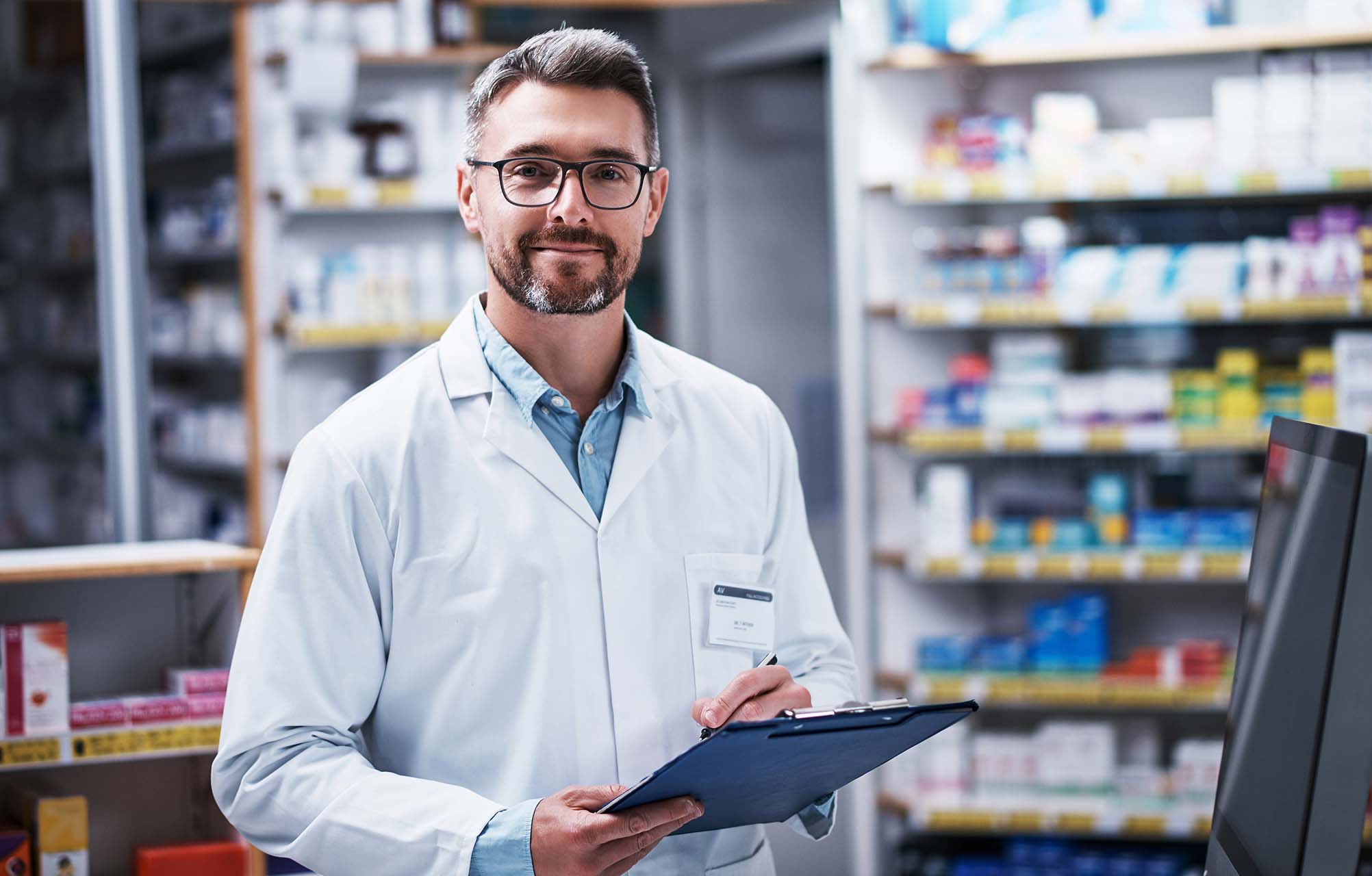 Apotheker wählt Medikamente in einer Apotheke aus, professionelle Gesundheitsberatung und Gesundheitsversorgung