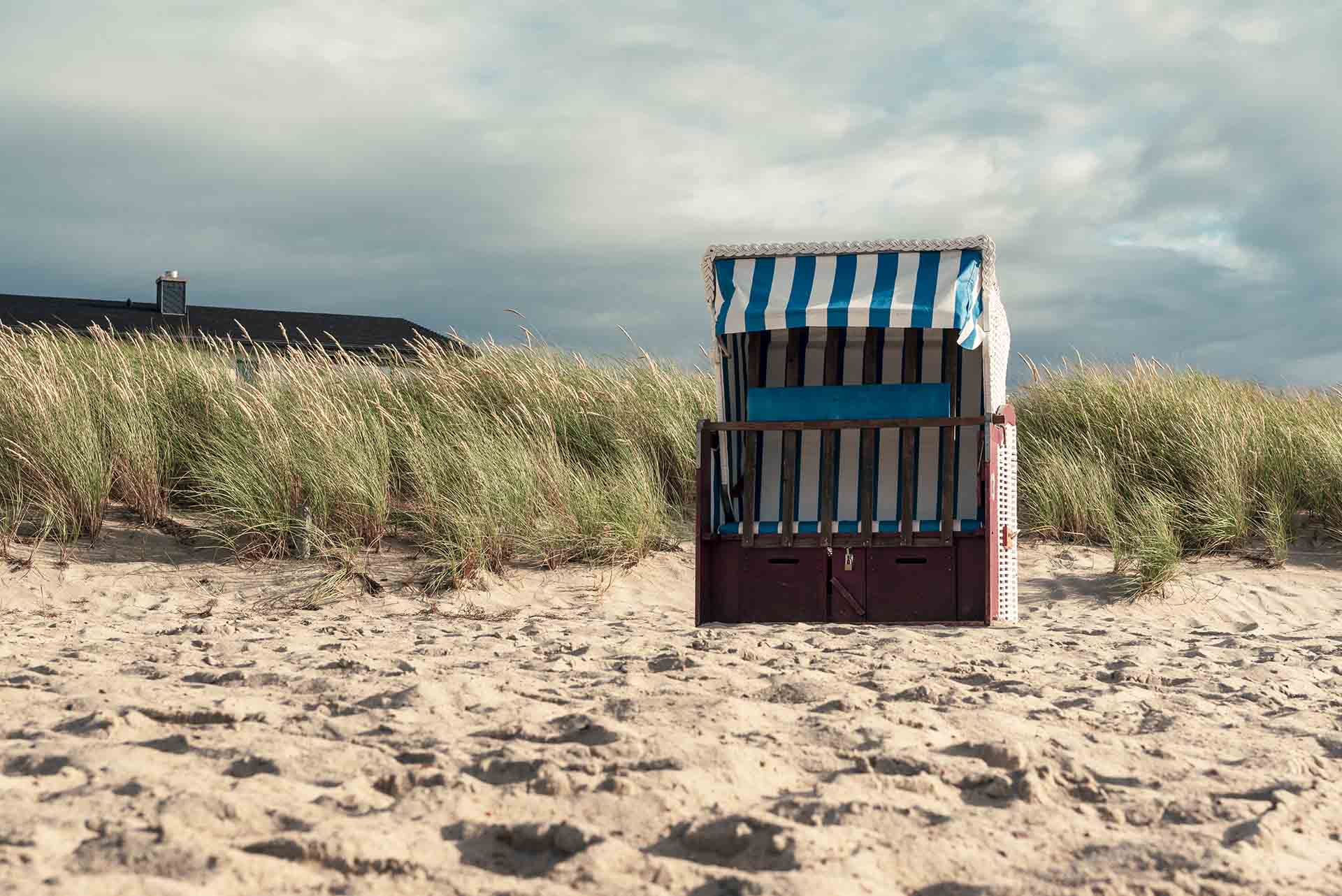 Strand mit Strandkorb an der Ostsee, friedvolle Atmosphäre und malerischer Meerblick für einen erholsamen Urlaub