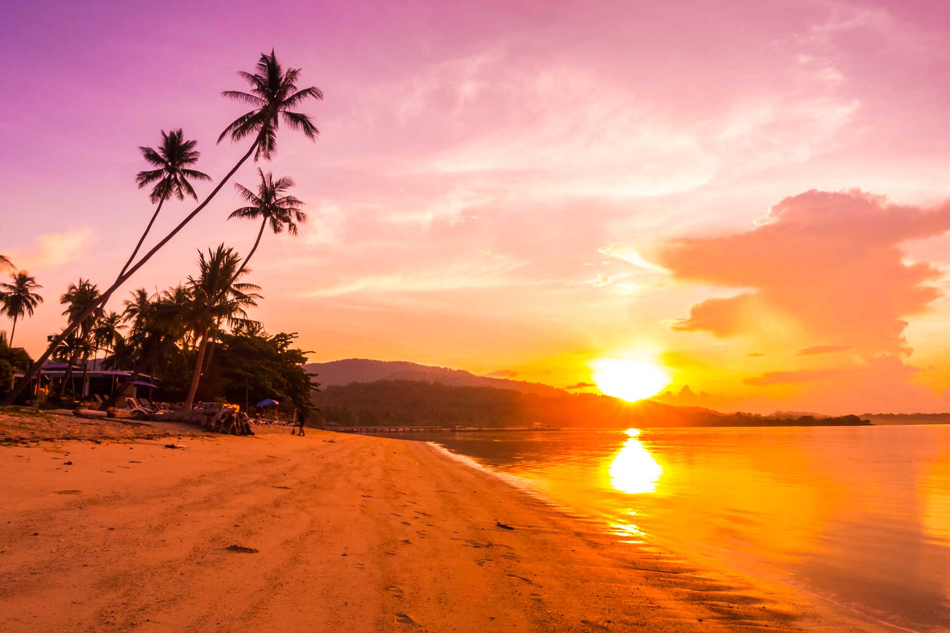 Sonnenuntergang am Strand, symbolisiert ruhige und malerische Reiseziele