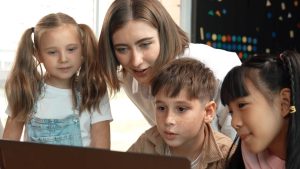 Kinder lernen interaktiv mit digitalen Geräten