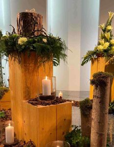 Urne aus Holz mit Kerzen
