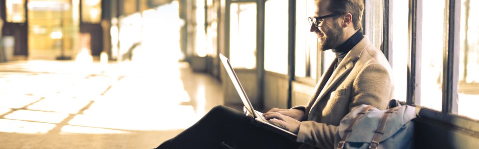 Auch am Bahnhof kann man mit der Commerzbank sein Online-Banking erledigen.