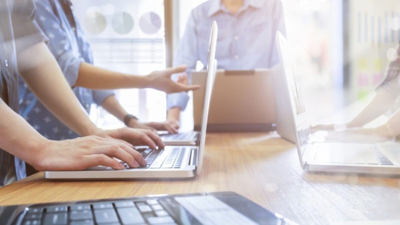 Fachleute einer IT-Firma Bremen warten Laptops