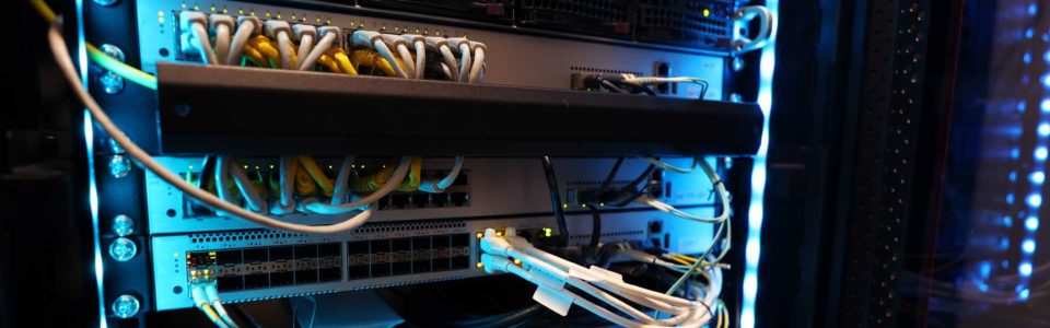 Geöffneter Serverschrank wartet auf IT-Support