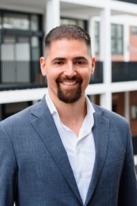 Porträt des Finanzexperten Burak Dilek, optimaler Ansprechpartner für alle, die ein Haus in Bremen kaufen möchten