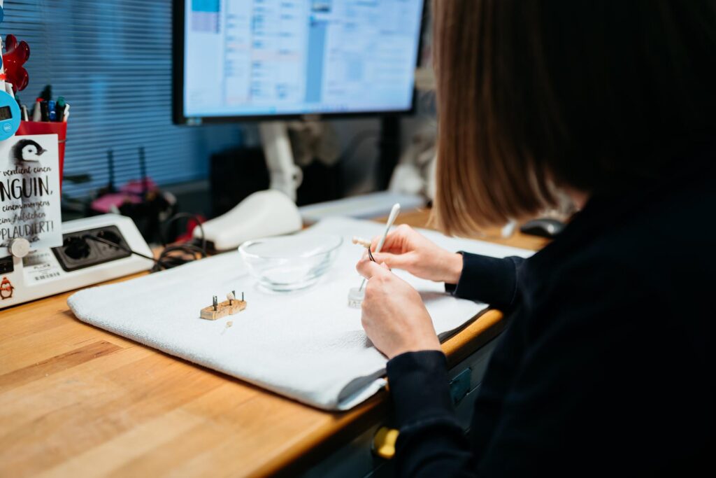 Zahntechnische Feinarbeit an individuellem Zahnersatz in Bremen